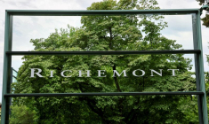 Le logo de la société de produits de luxe Richemont à son siège de Bellevue, près de Genève