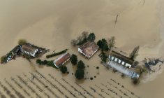 Vue aérienne de la Garonne en crue à Tonneins, dans le Lot-et-Garonne, le 13 février 2026 ( AFP / Christophe ARCHAMBAULT )