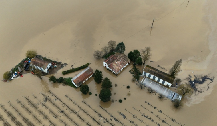 Vue aérienne de la Garonne en crue à Tonneins, dans le Lot-et-Garonne, le 13 février 2026 ( AFP / Christophe ARCHAMBAULT )