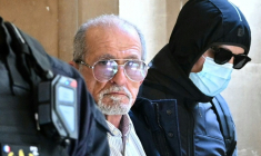 Aomar Ait Khedache (au centre) au début de son procès à Paris le 28 avril 2025 ( AFP / Bertrand GUAY )