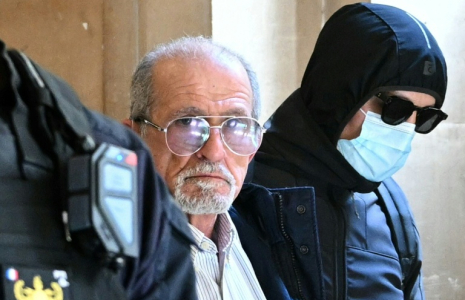 Aomar Ait Khedache (au centre) au début de son procès à Paris le 28 avril 2025 ( AFP / Bertrand GUAY )