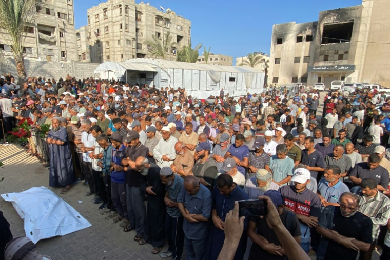 Des Palestiniens de la bande de Gaza prient pour leurs morts lors de funérailles de personnes tuées par une frappe israélienne sur un camp de déplacés, à l'hôpital Nasser de Khan Younès dans le sud du territoire palestinien le 3 juillet 2025. ( AFP / - )