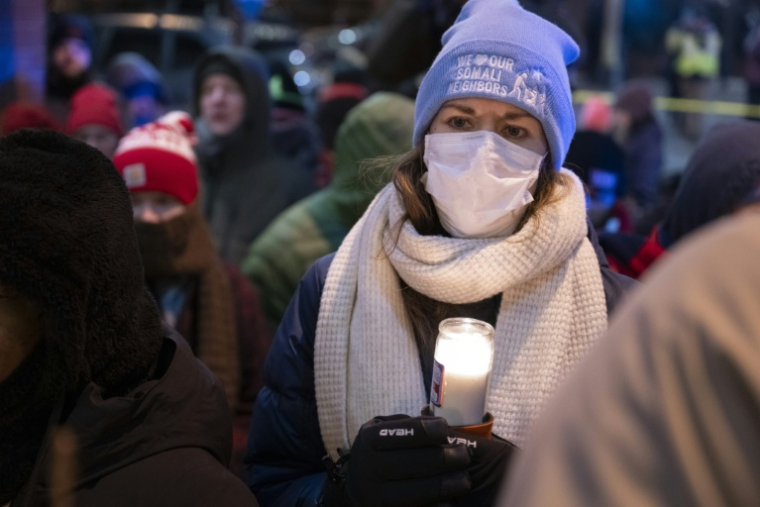 Une femme porte un bonnet sur lequel est écrit "Nous aimons nos voisins somaliens" lors d’une veillée le 28 janvier 2026 dédiée à Alex Pretti, abattu par des agents fédéraux le 24 janvier 2026, à Minneapolis, au Minnesota ( AFP / ROBERTO SCHMIDT )