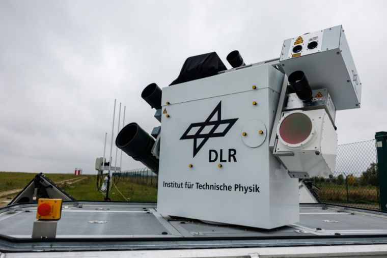 Une unité de capteur mobile pour la détection de drones utilisant divers systèmes de caméras au centre DLR, lors d'une présentation du programme "Custodian" à Cochstedt, en Allemagne, le 8 octobre 2025 ( AFP / JENS SCHLUETER )
