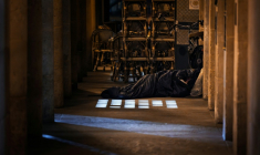 Un sans-abri dort dans un sac de couchage à côté de la terrasse d'un café à Paris, le 15 octobre 2025 ( AFP / JOEL SAGET )