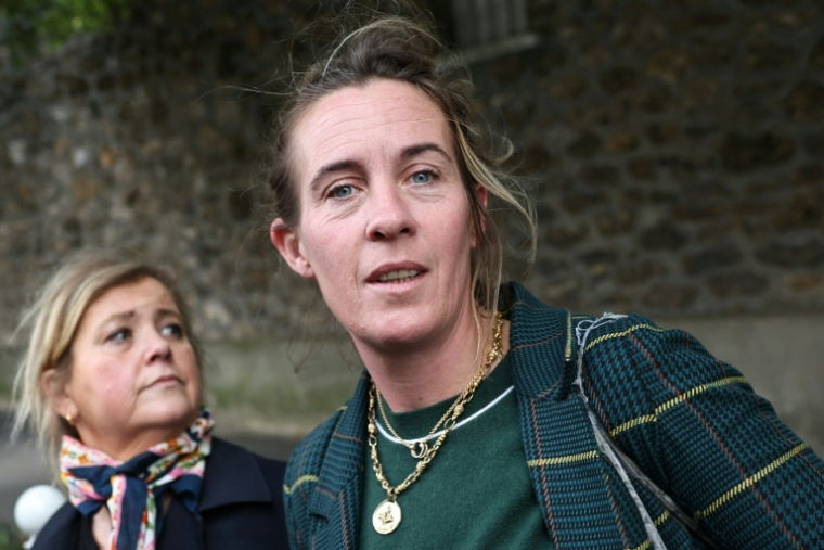 Les avocates de Patrick Bruel, Fanny Colin à droite et Celine Lasek à gauche, à Paris le 9 juin 2026 ( AFP / SIMON WOHLFAHRT )