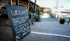 Un panneau indiquant qu'il est interdit de fumer sur la terrasse d'un café à Stockholm, le 1er juillet 2019 en Suède ( TT News Agency / Magnus ANDERSSON )