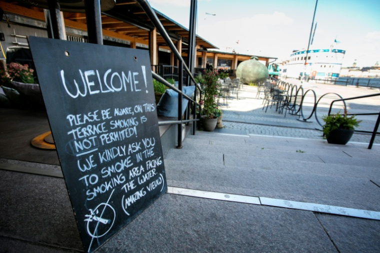 Un panneau indiquant qu'il est interdit de fumer sur la terrasse d'un café à Stockholm, le 1er juillet 2019 en Suède ( TT News Agency / Magnus ANDERSSON )
