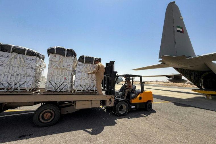 Chargement d'aide humanitaire destinée à Gaza à bord d'un Hercules C-130 émirati, sur la base aérienne de Zarqa, en Jordanie, le 30 juillet 2025. Photo prise pendant une visite organisée par l'armée jordanienne ( AFP / Ahmad SHOURA )