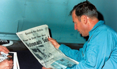 Jim Lovell en train de lire le journal évoquant le sauvetage périlleux d'Apollo 13 le 17 avril 1970, à bord de l'USS Iwo ( NASA / Handout )