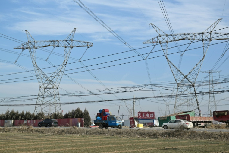 Des antennes-relais dans la ville chinoise de Baoding, dans le district de Xushui à une centaine de kilomètres de Pékin, où les autorités ont ordonné  de remplacer les poêles à charbon par des systèmes électriques ou au gaz, le 7 janvier 2026 ( AFP / Adek BERRY )