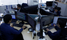 Des employés travaillent dans les bureaux de Japan Electric Power Exchange à Tokyo