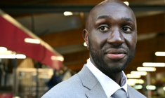 Bassi Konaté, candidat (sans étiquette) à la mairie de Sarcelles, fait campagne avant le 2e tour des municipales, le 20 mars 2026 dans le Val-d'Oise ( AFP / Bertrand GUAY )
