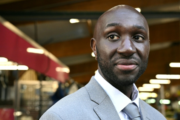 Bassi Konaté, candidat (sans étiquette) à la mairie de Sarcelles, fait campagne avant le 2e tour des municipales, le 20 mars 2026 dans le Val-d'Oise ( AFP / Bertrand GUAY )