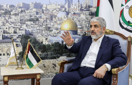Le chef en exil du Hamas, Khaled Mechaal, lors d'une interview avec Reuters à Doha