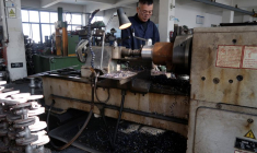 Un employé travaille sur une ligne de production fabriquant des vannes pour raccords de tuyauterie à Wenzhou