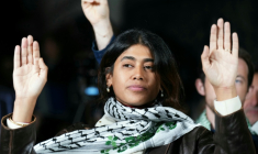 La députée européenne LFI, Rima Hassan (c), lors d'un rassemblement à Paris, le 8 octobre 2025  ( AFP / Dimitar DILKOFF )