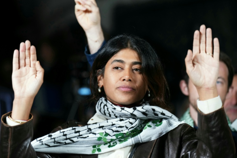 La députée européenne LFI, Rima Hassan (c), lors d'un rassemblement à Paris, le 8 octobre 2025  ( AFP / Dimitar DILKOFF )