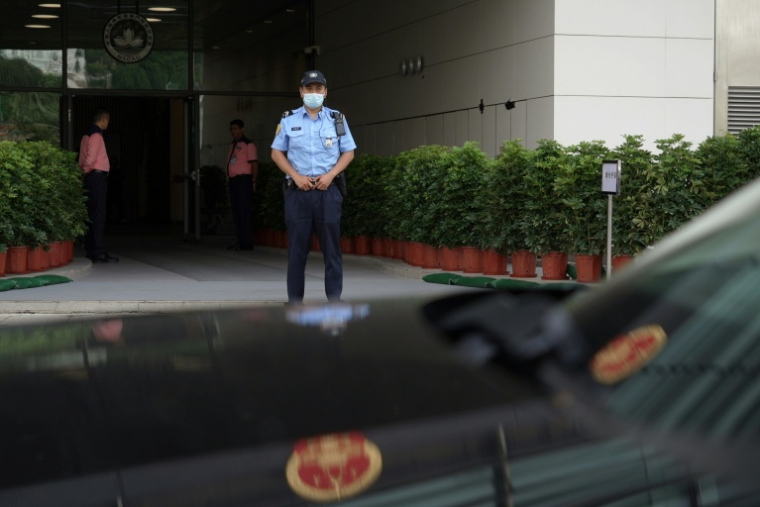 La police devant le le tribunal où va se dérouler le premier procès dans le cadre de la loi sur la sécurité nationale, à Macau en Chine, le 16 septembre 2026 ( AFP / Catherine LAI )