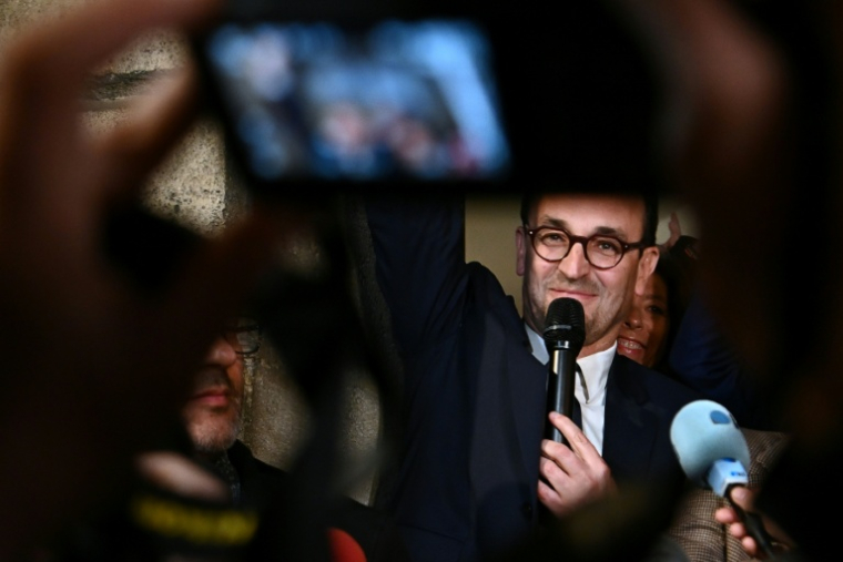 Thomas Cazenave, candidat de centre-droit à la mairie de Bordeaux, célèbre sa victoire avec ses partisans après le 2e tour des municipales à Bordeaux, le 22 mars 2026 en Gironde ( AFP / Christophe ARCHAMBAULT )