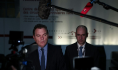 Le ministre des Transports Philippe Tabarot et le pdg de SNCF Réseau Matthieu Chabanel lors d'une conférence de presse le 27 octobre 2025 à Paris  ( AFP / Thibaud MORITZ )