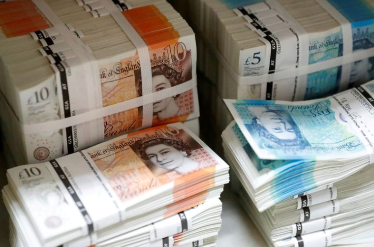 Photo d'archives de liasses de billets de banque en livres sterling britanniques