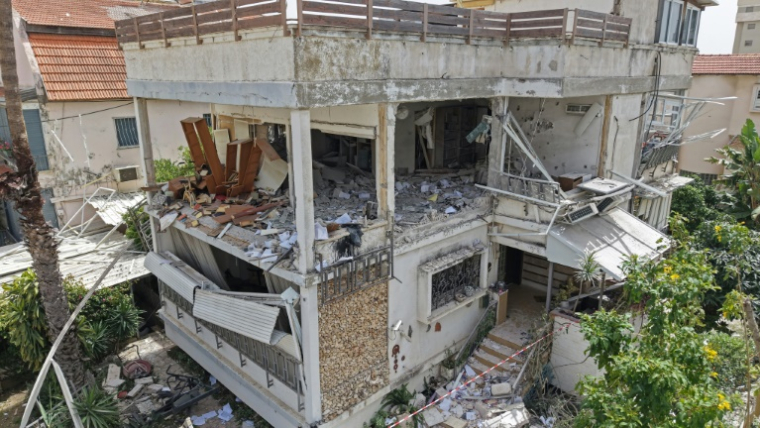 Cette photographie aérienne montre un bâtiment endommagé après avoir été touché par une frappe iranienne dans un quartier résidentiel de Ramat Gan, près de Tel-Aviv, le 4 avril 2026 ( AFP / Jack GUEZ )