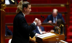 Le gouvernement français fait face à deux motions de censure au Parlement à Paris