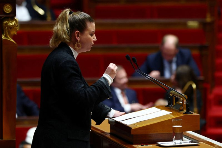 Le gouvernement français fait face à deux motions de censure au Parlement à Paris