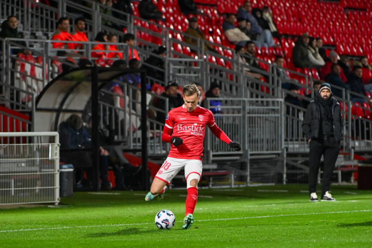 Un spectateur remplace un arbitre blessé lors de Dijon-Valenciennes