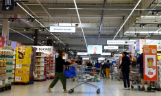 Des clients font leurs courses dans un supermarché à Montesson près de Paris