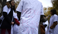 Un psychiatre arbore le slogan "Médecin en burn-out" durant une manifestation des psychiatres hospitaliers devant le ministère de la Santé, à Paris, le 29 novembre 2022.  ( AFP / JULIEN DE ROSA )