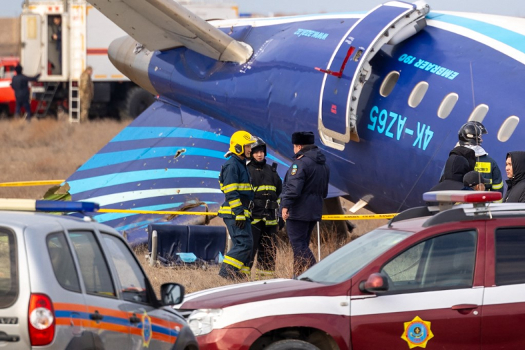 Des secouristes sur le site du crash d'un avion à Aktaou, au Kazakhstan, le 25 décembre 2024. ( AFP / ISSA TAZHENBAYEV )