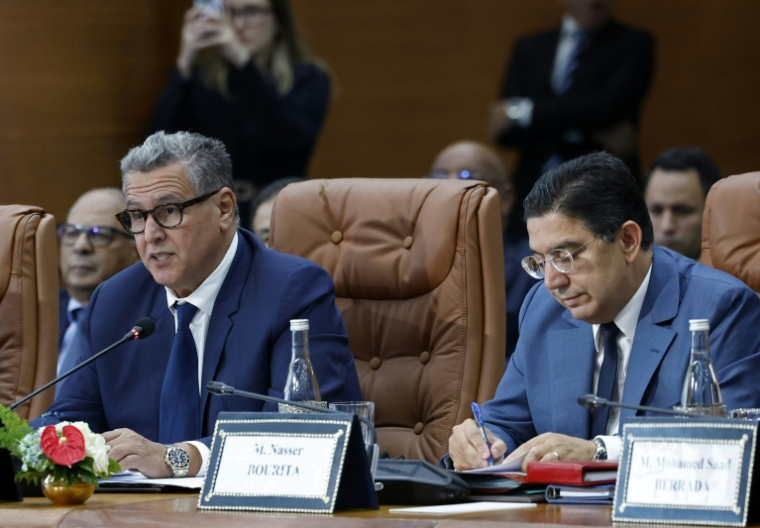 Le Premier ministre marocain Aziz Akhannouch (à gauche) prononce le discours d'ouverture aux côtés de son ministre des Affaires étrangères, Nasser Bourita, lors d'une séance plénière avec le Premier ministre français Sébastien Lecornu et sa délégation, à Rabat, le 16 juillet 2026 ( AFP / Abdel Majid BZIOUAT )