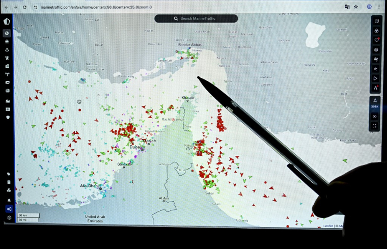 Une image du site Marinetraffic qui montre des navires bloqués de part et d'autre du détroit d'Ormuz, le 4 mars 2026. ( AFP / JULIEN DE ROSA )