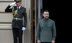 Le président ukrainien Volodymyr Zelensky accueille des dirigeants étrangers à Kiev le 23 août 2026  ( AFP / Tetiana DZHAFAROVA )