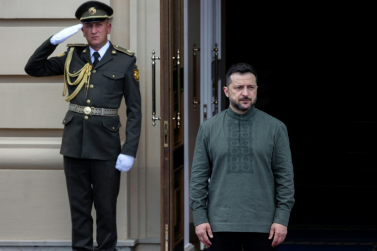 Le président ukrainien Volodymyr Zelensky accueille des dirigeants étrangers à Kiev le 23 août 2026  ( AFP / Tetiana DZHAFAROVA )