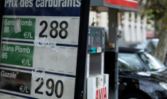 Les prix du carburant affichés dans une station-service Avia à Paris, le 18 septembre 2026 ( AFP / Kenzo TRIBOUILLARD )