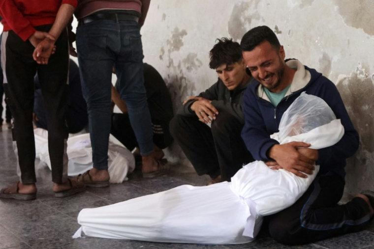 Un Palestinien pleure la mort d'un proche tué dans une frappe israélienne selon les secours locaux, à l'hôpital Al-Ahli à Gaza-ville, le 6 octobre 2025 ( AFP / Omar AL-QATTAA )