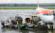 Un avion de la compagnie Easyjet est ravitaillé sur le tarmac de l'aéroport de Milan Malpensa, le 13 avril 2026  ( AFP / Stefano Rellandini )