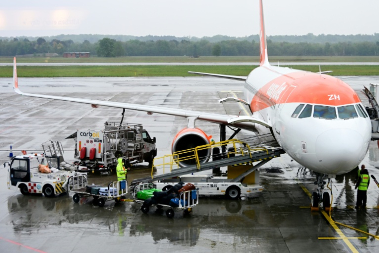 Un avion de la compagnie Easyjet est ravitaillé sur le tarmac de l'aéroport de Milan Malpensa, le 13 avril 2026  ( AFP / Stefano Rellandini )