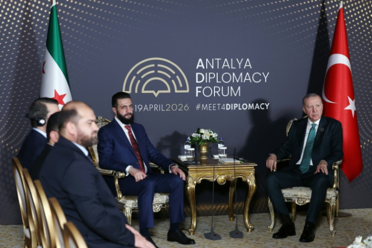 Photo diffusée par le service de presse de la présidence turque, le 17 avril 2026, montrant le président turc Recep Tayyip Erdogan (d) et le président syrien Ahmad al-Chareh lors de la cérémonie d'ouverture de la 5e édition du Forum diplomatique d'Antalya ( Service de presse de la présidence turque / HANDOUT )