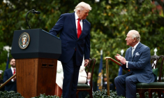 Le roi Charles III applaudit le président américain Donald Trump après son discours lors d'une cérémonie d'accueil sur la pelouse sud de la Maison Blanche à Washington, le 28 avril 2026 ( POOL / Henry NICHOLLS )
