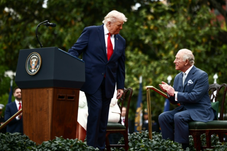 Le roi Charles III applaudit le président américain Donald Trump après son discours lors d'une cérémonie d'accueil sur la pelouse sud de la Maison Blanche à Washington, le 28 avril 2026 ( POOL / Henry NICHOLLS )