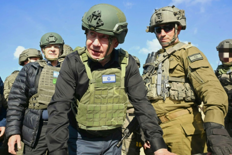 Une photo fournie par le bureau de presse du gouvernement israélien montre le Premier ministre Benjamin Netanyahu (C) lors d'une visite aux troupes dans le nord de la bande de Gaza, le 15 avril 2025 ( GPO / - )
