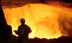 Ouvrier sidérurgiste au four de l'aciérie ThyssenKrupp à Duisbourg