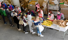 Des étudiants faisant la queue aux "Restos du Coeur" à Marseille, le 26 mars 2021. ( AFP / NICOLAS TUCAT )