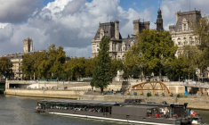 Un bateau mouche qui navigue sur la Seine, passe devant l'Hôtel de Ville de Paris, le 5 octobre 2025 ( AFP / JOEL SAGET )