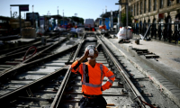 Un ouvrier se désaltère sur le chantier d'une ligne de tramway à Bordeaux, le 1er juillet 2025 ( AFP / Christophe ARCHAMBAULT )