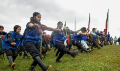 Des gardes indigènes de Colombie lors d'une séance d'entraînement à Caldono dans la région de la Cauca, le 12 octobre 2026, en hommage à la résistances des peuples autochtones après l'arrivée en Amérique de Cristophe Colomb ( AFP / JOAQUIN SARMIENTO )
